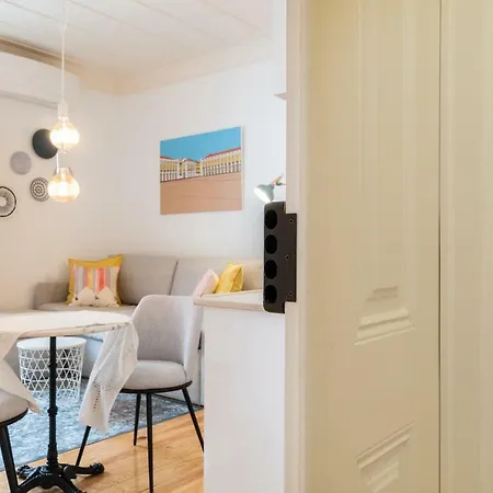 Modern Apt In Dt, 5mins To Martim Moniz Lisboa